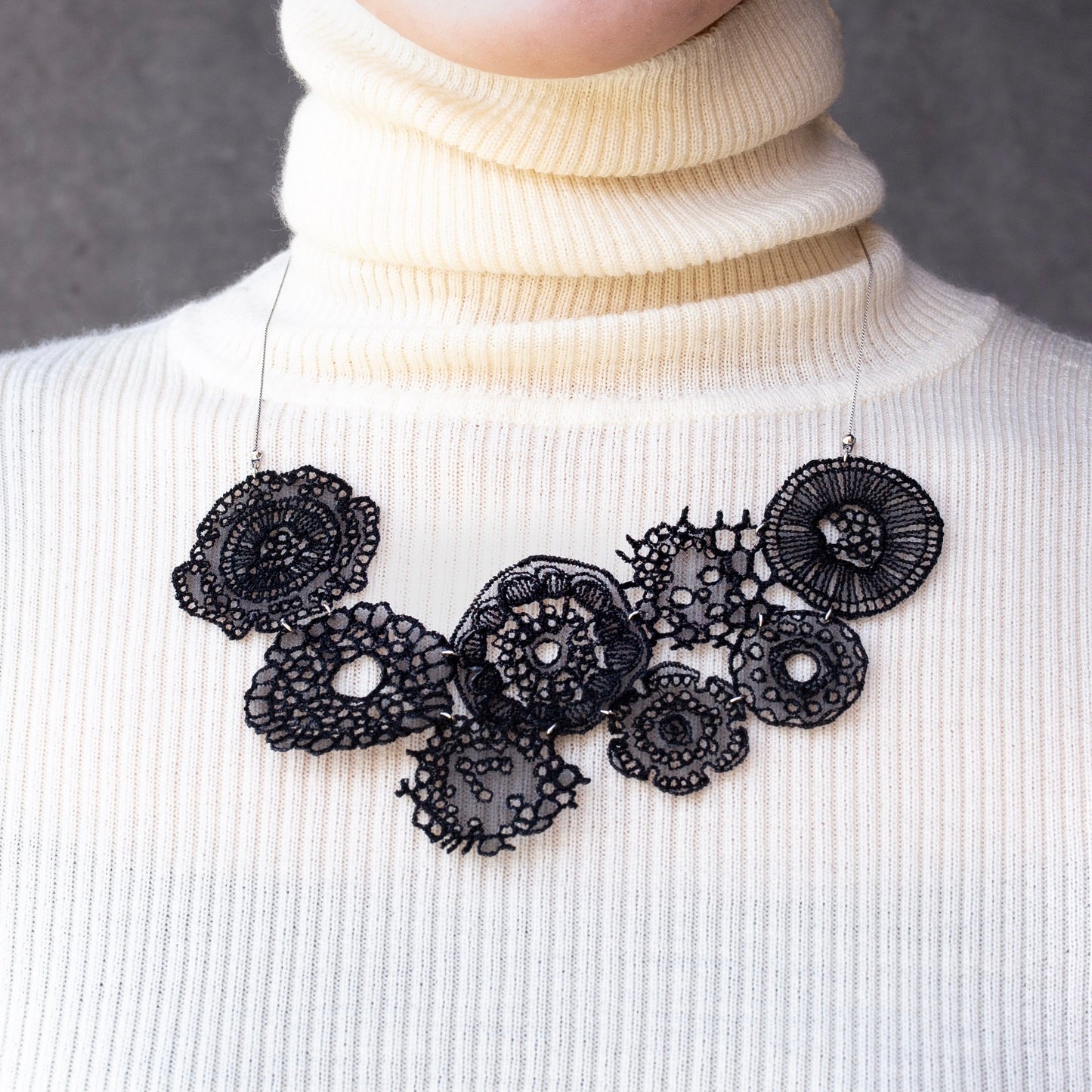 維管束 Lace necklace Black