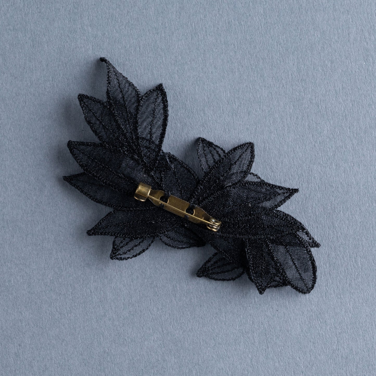 TSUYUKUSA brooch Black