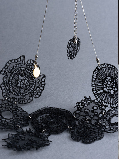 維管束 Lace necklace Black